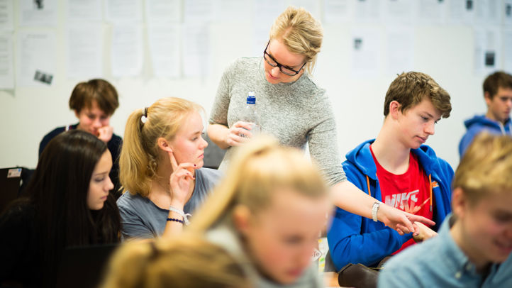 Lærer og elever samarbeider Foto: T.A.Bordervik