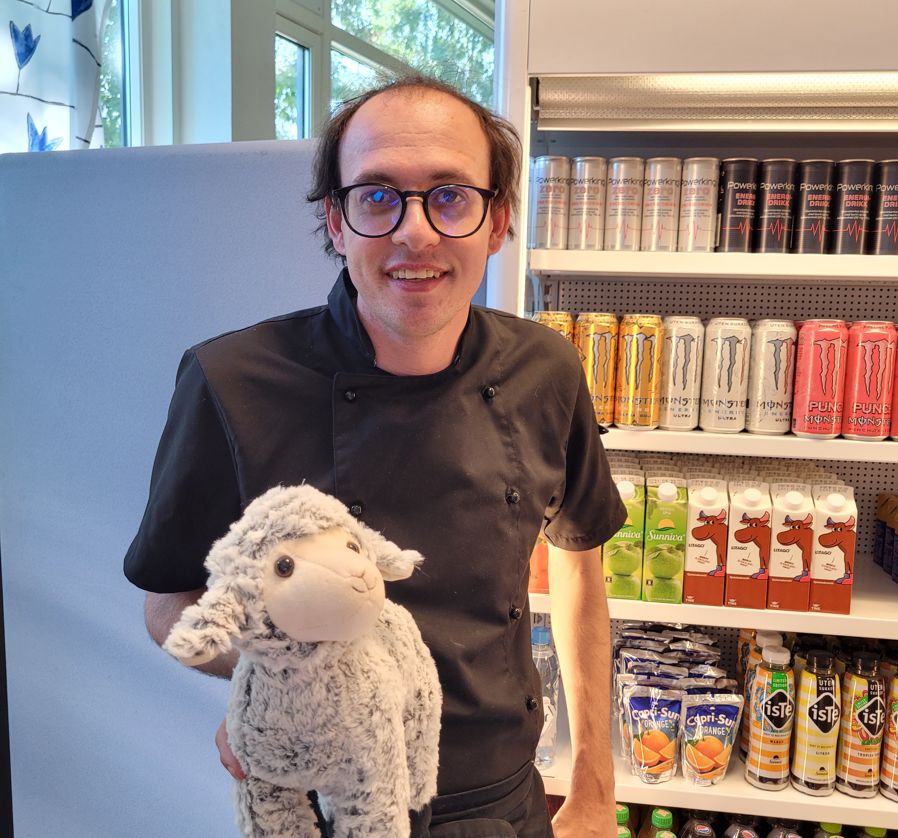 Blid selger i kantina