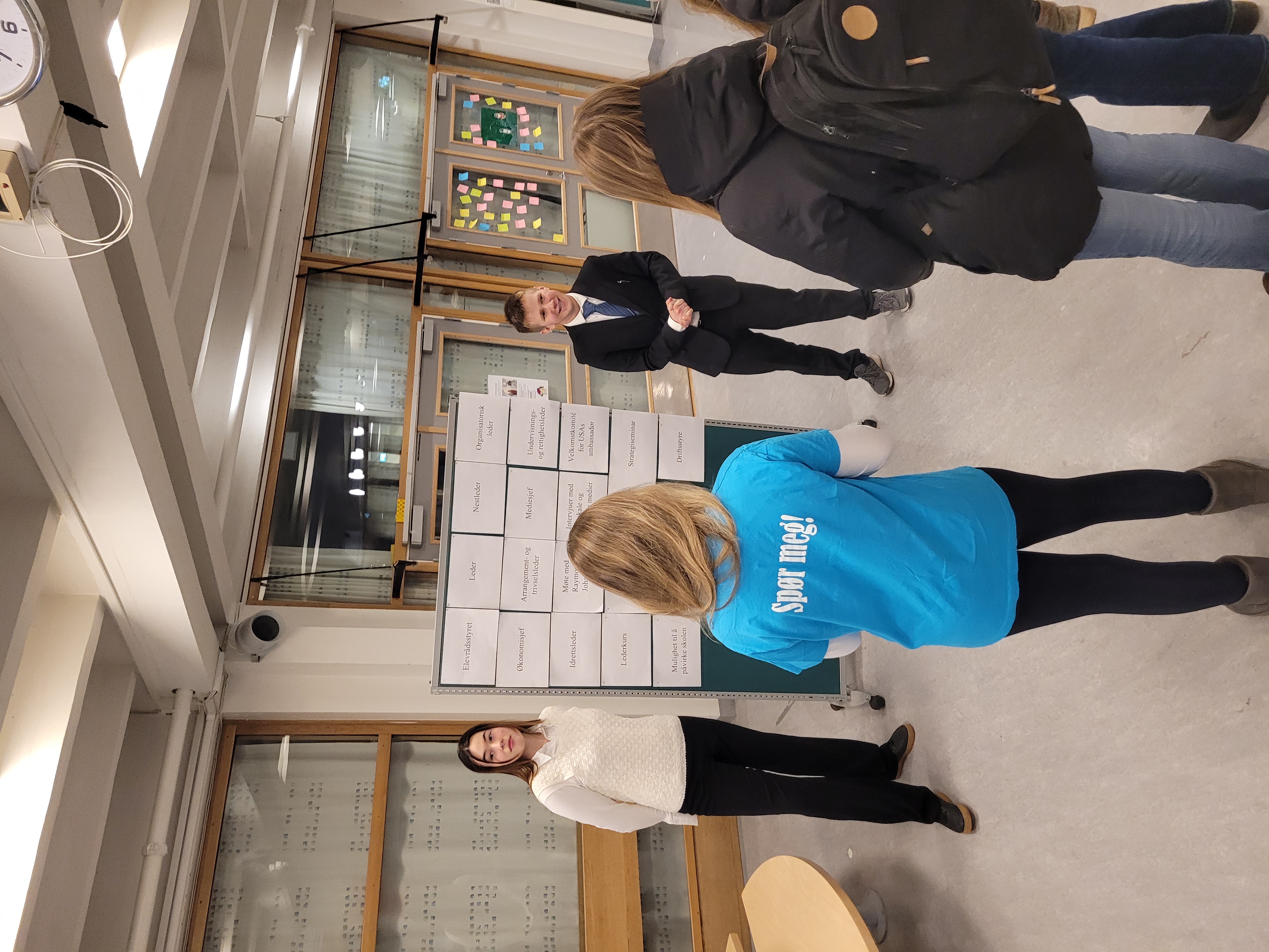 Elevrådsstyret snakker med elever