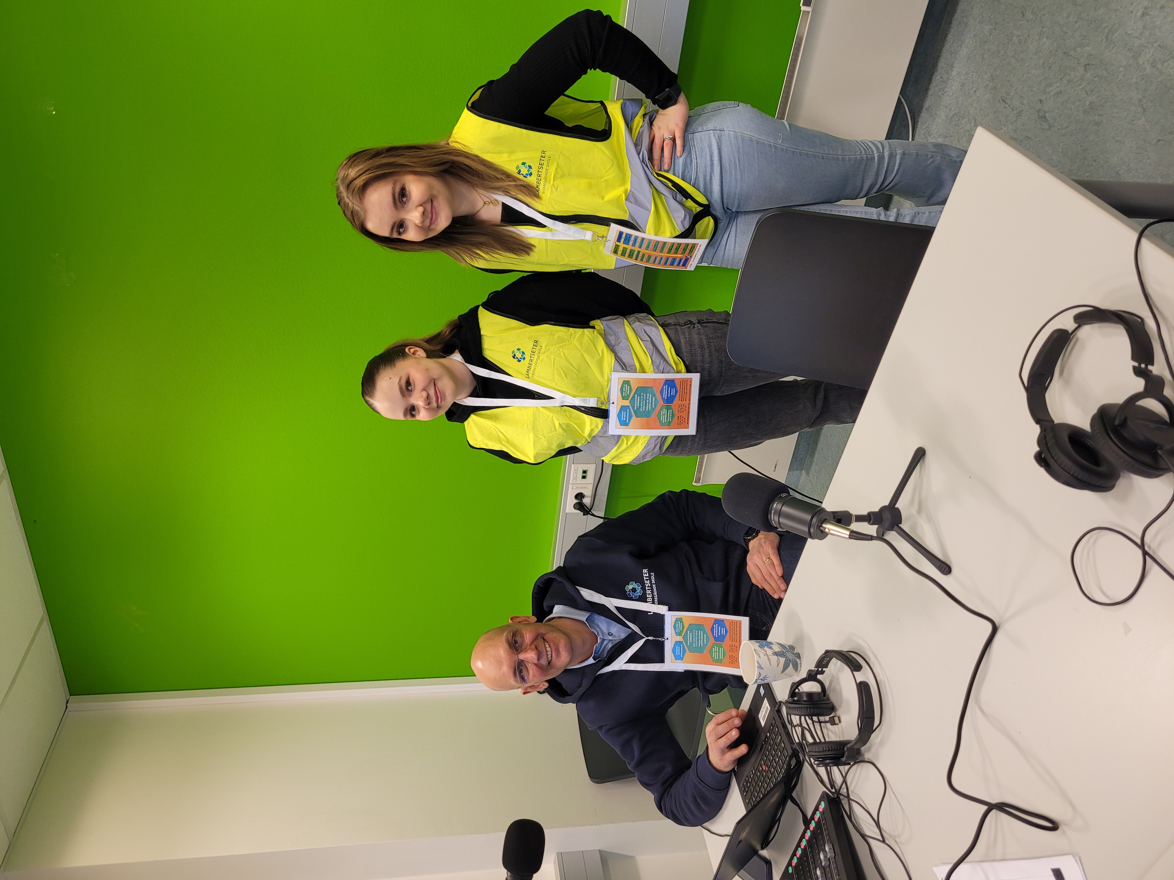 Podcaststudioet med crew og avdelingsleder