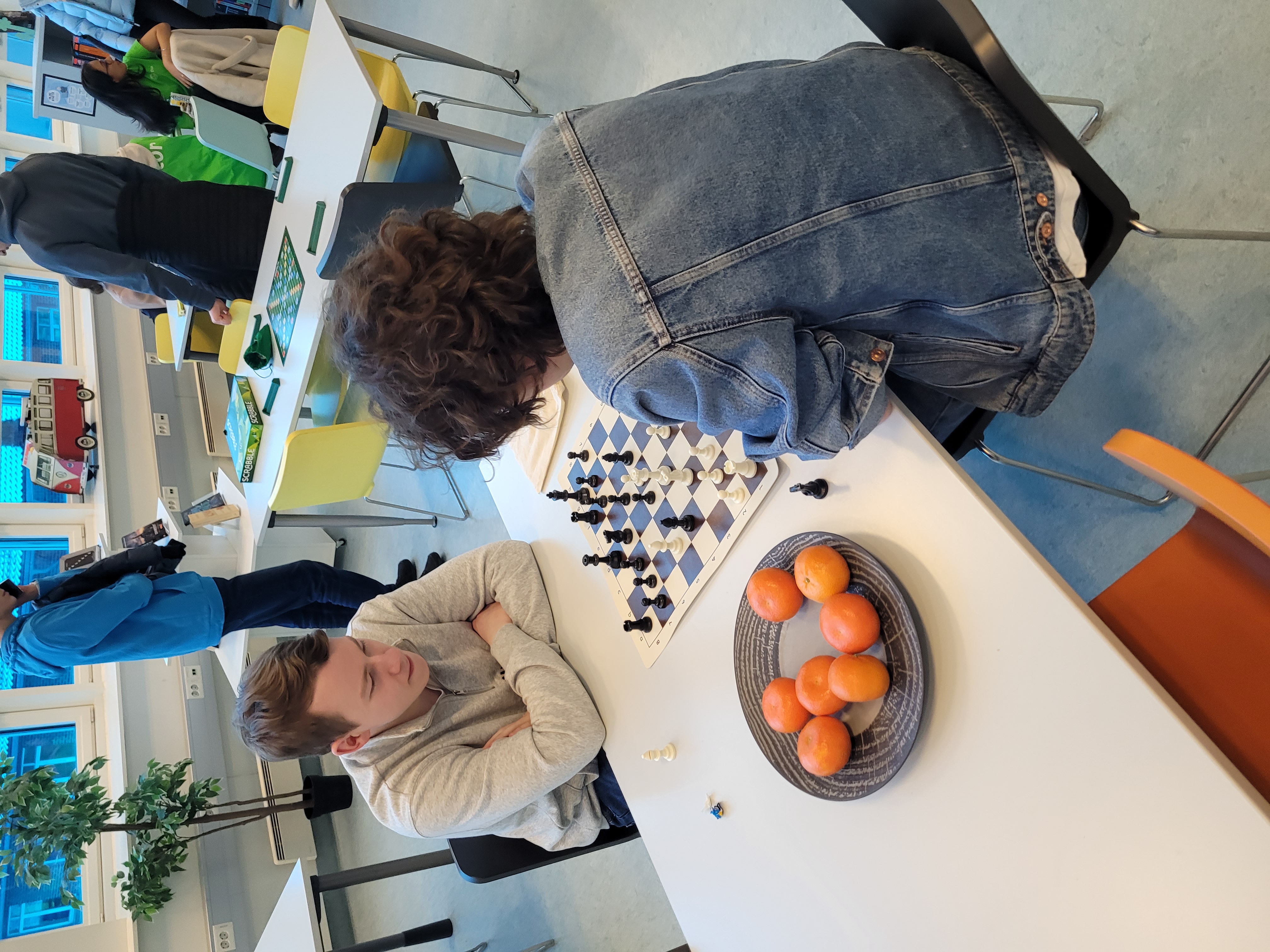 Gutter spiller sjakk