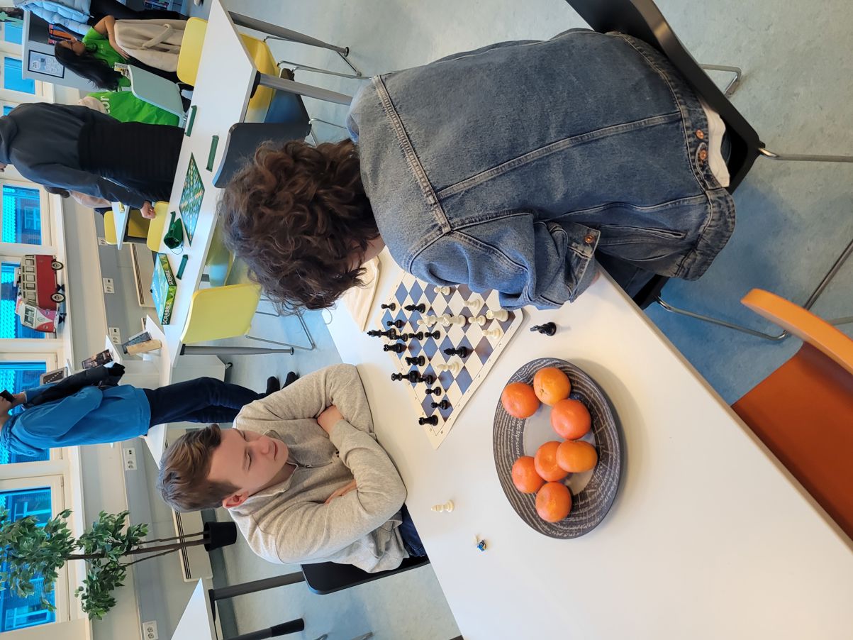 Gutter spiller sjakk