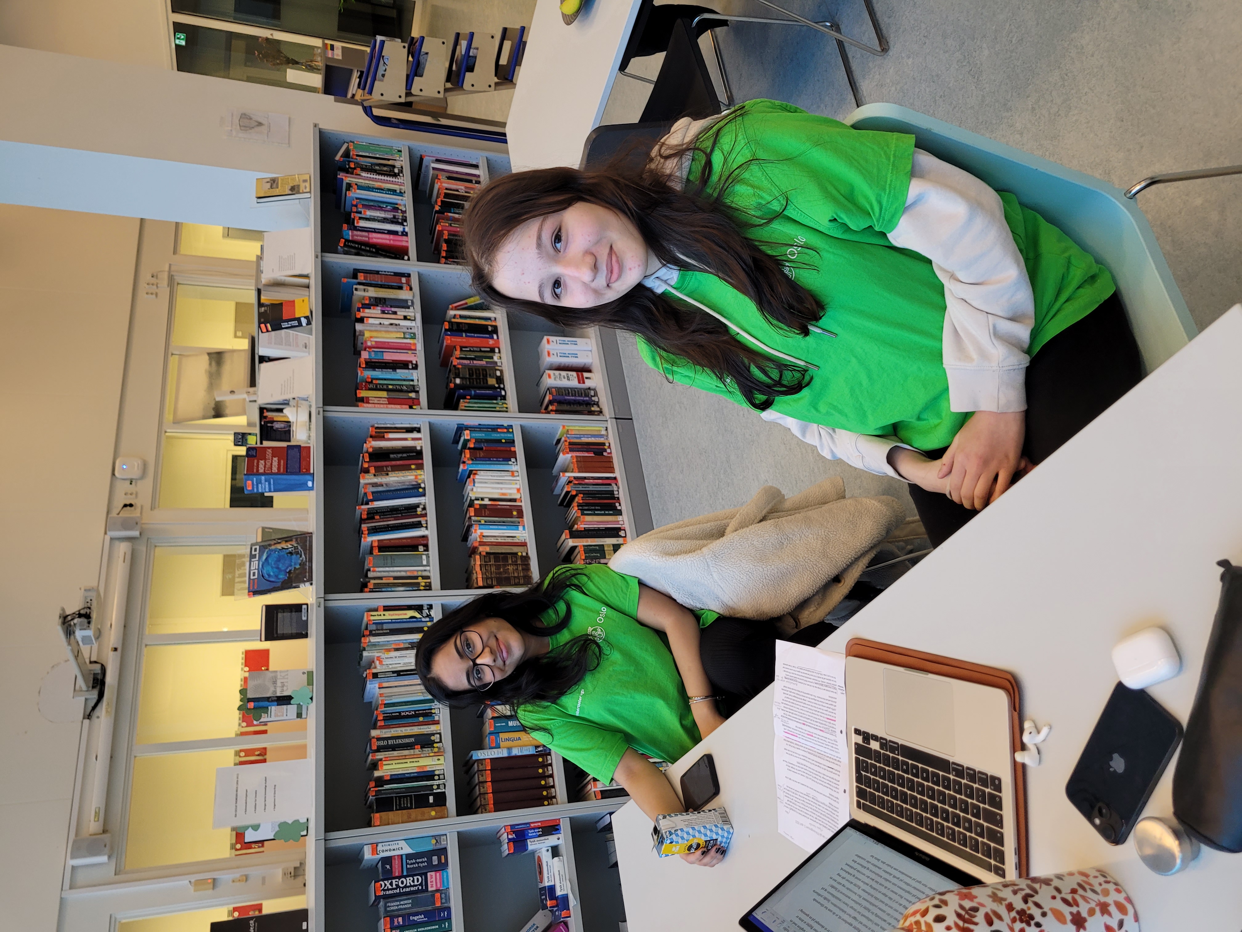 Tutorer ved skolen hjelper elever med fag