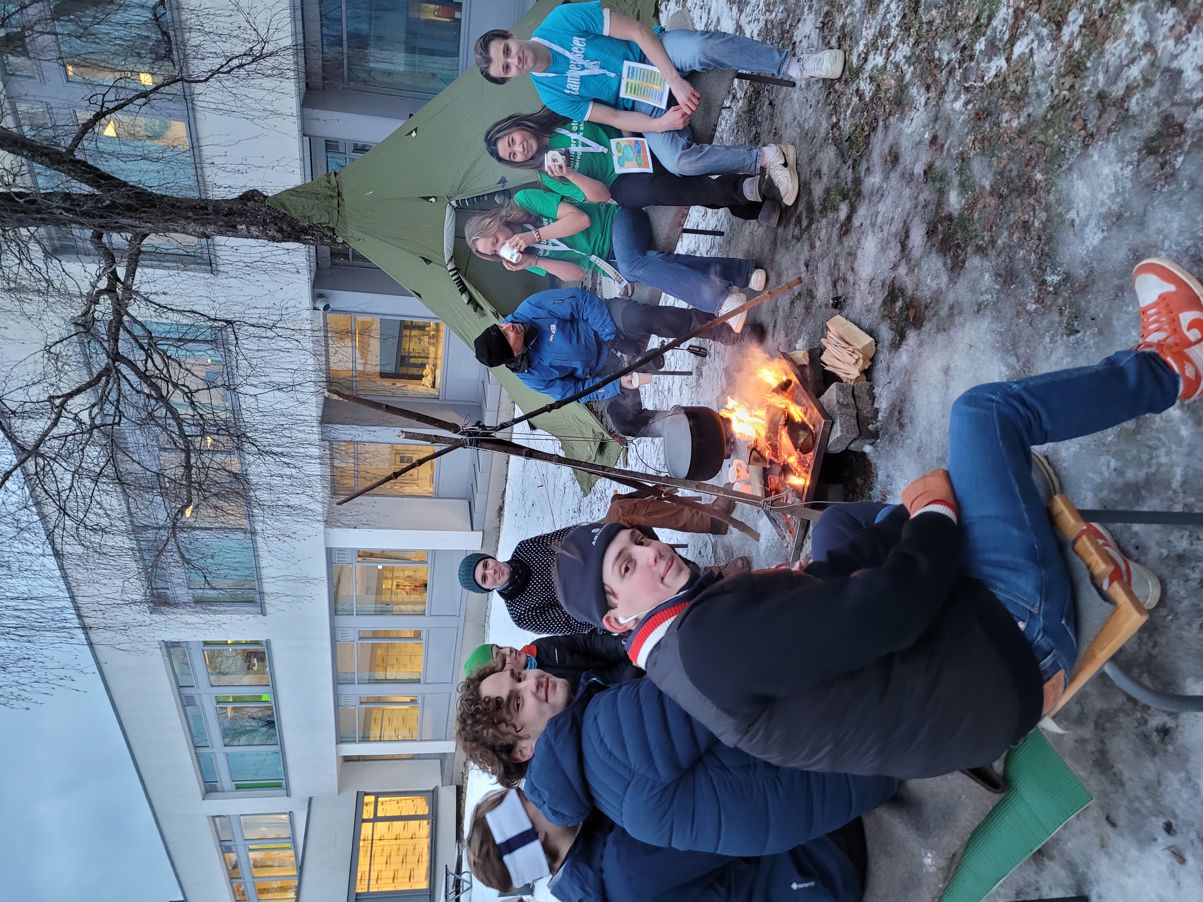 Bålkos utenfor skolen med friluftsliv