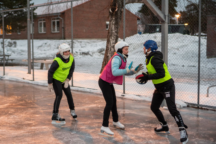 Hockeyball på isen