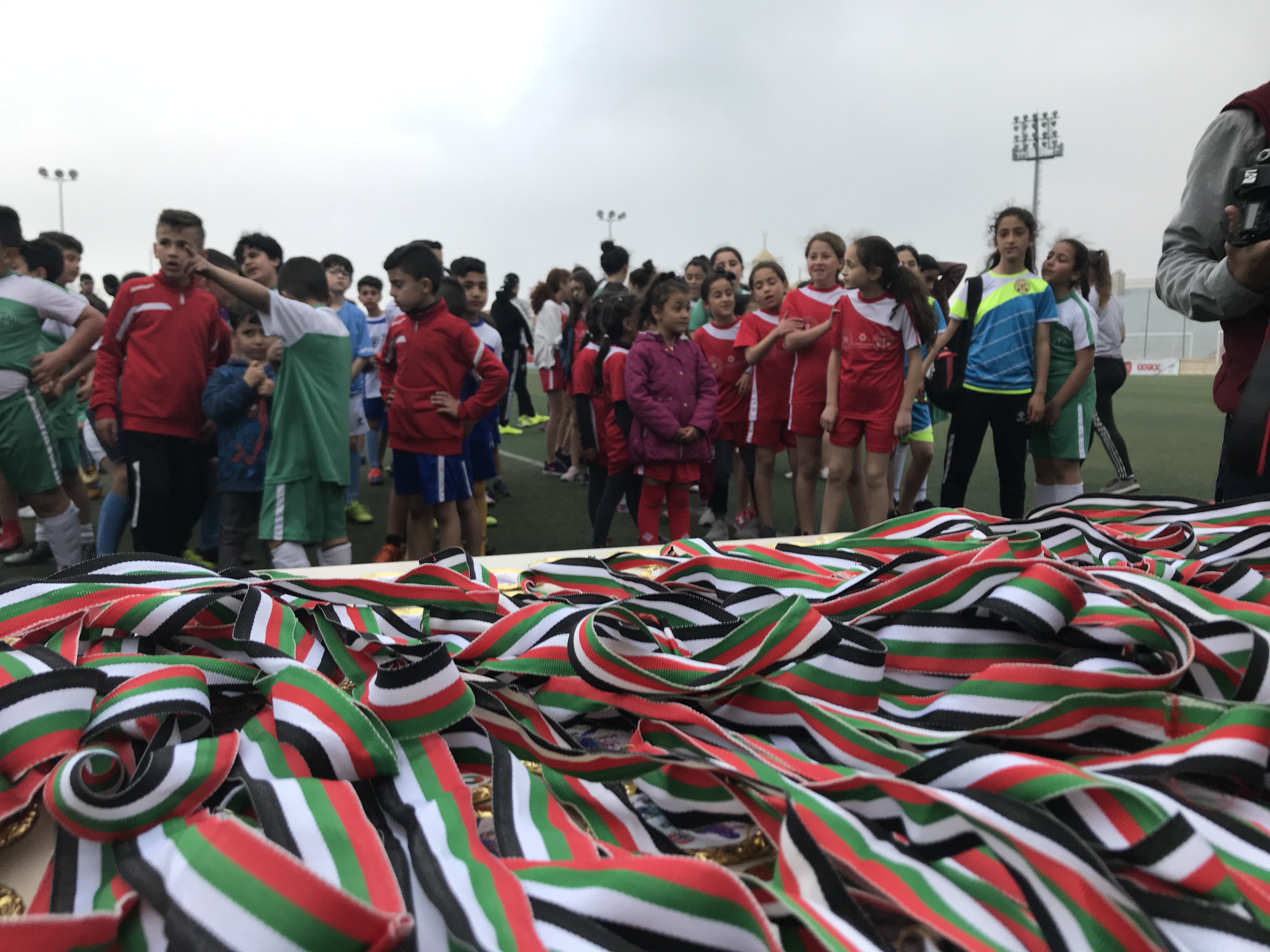 Barn får medaljer etter fotballkamper