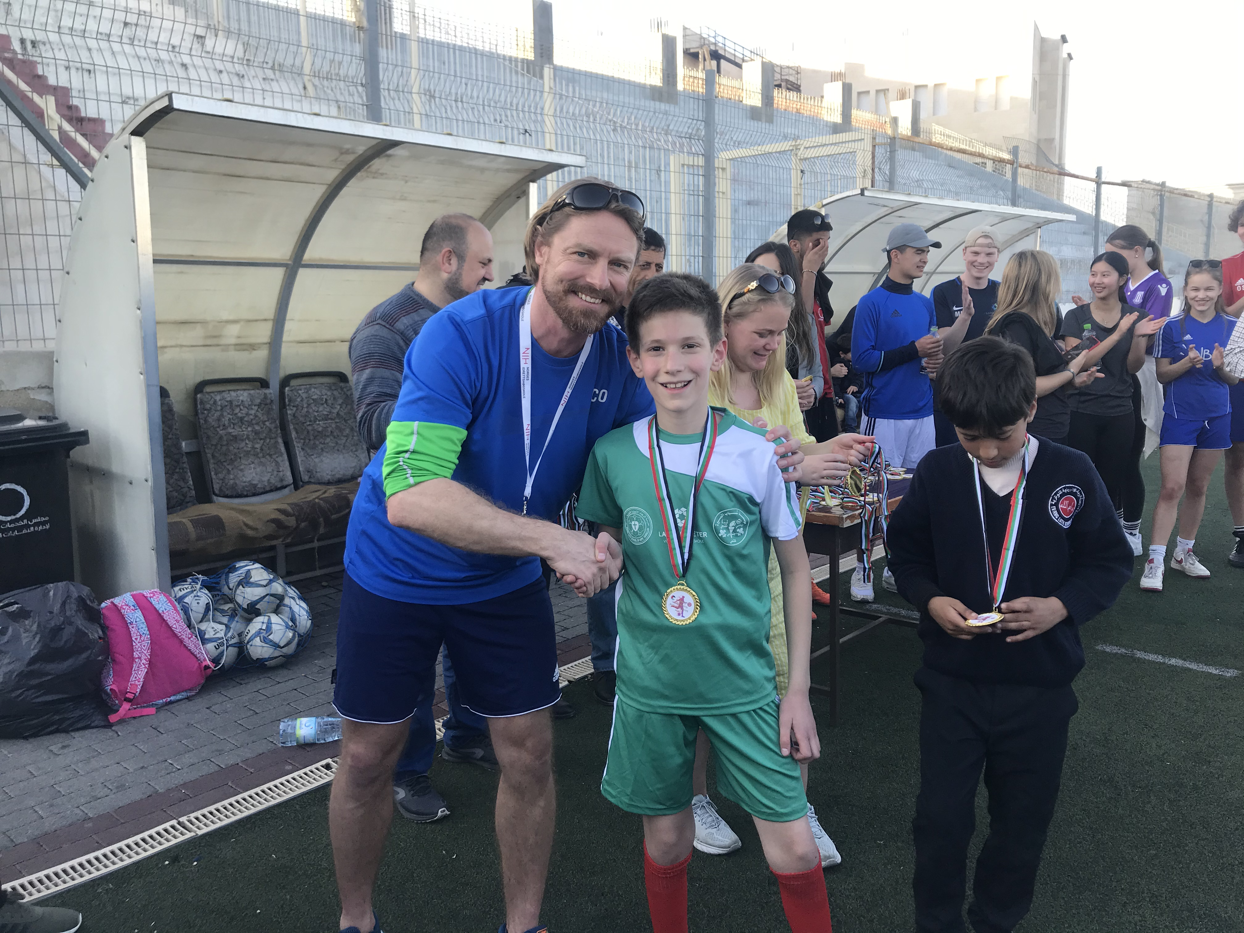 Barn som har fått medalje og lærer fra Lambertseter