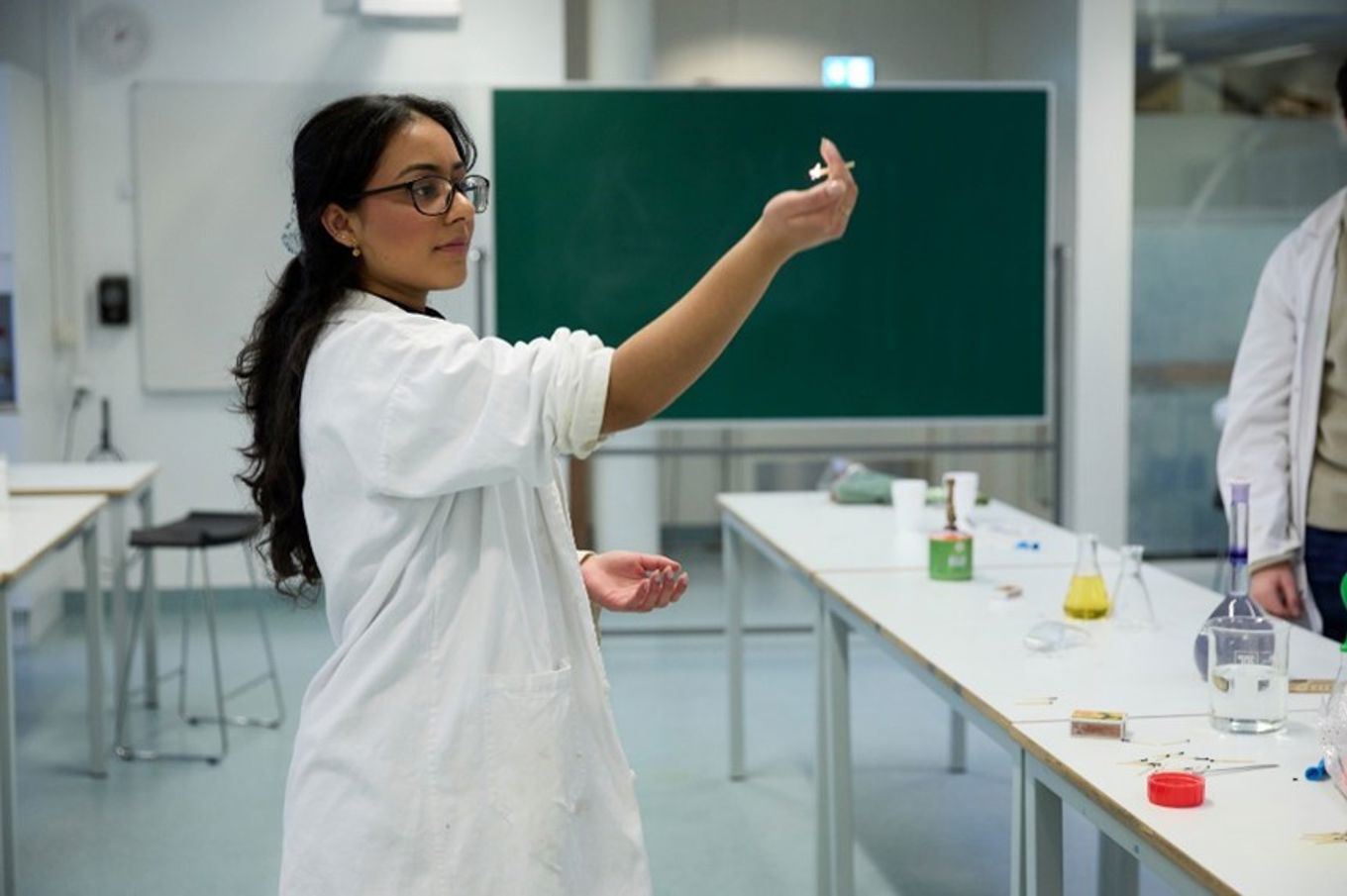 en person i laboratoriefrakk