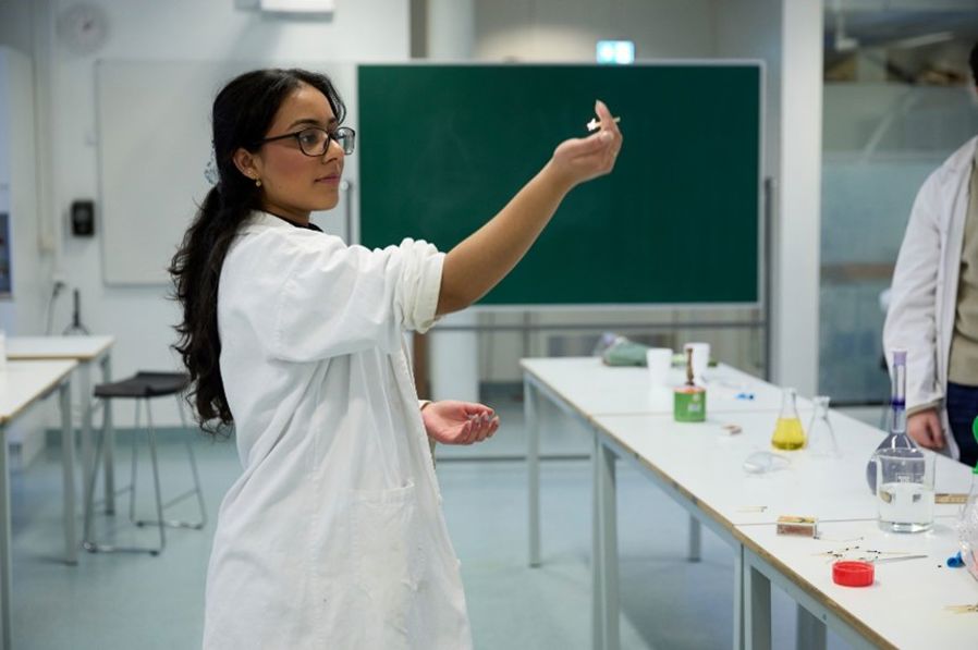 en person i laboratoriefrakk