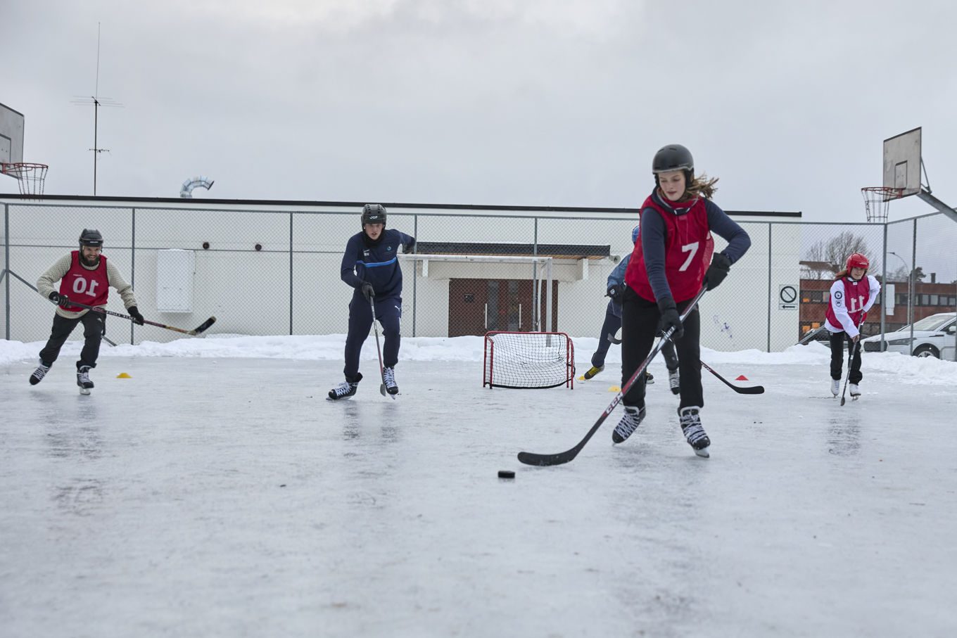 En gruppe mennesker som spiller hockey