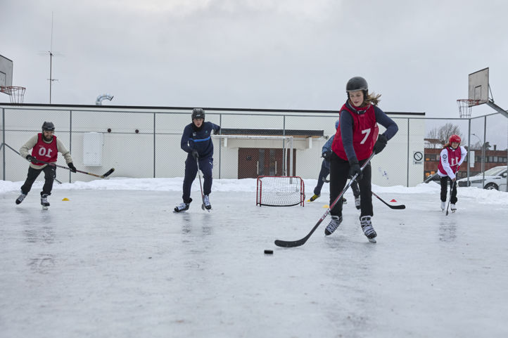 En gruppe mennesker som spiller hockey