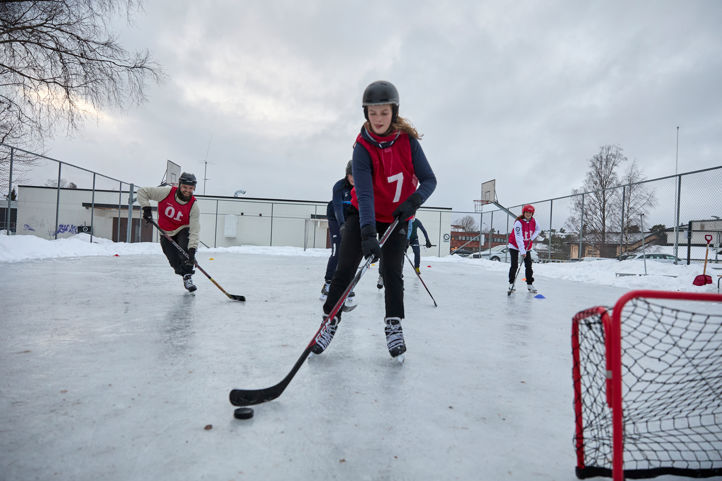 Hockey i skolens ballbinge