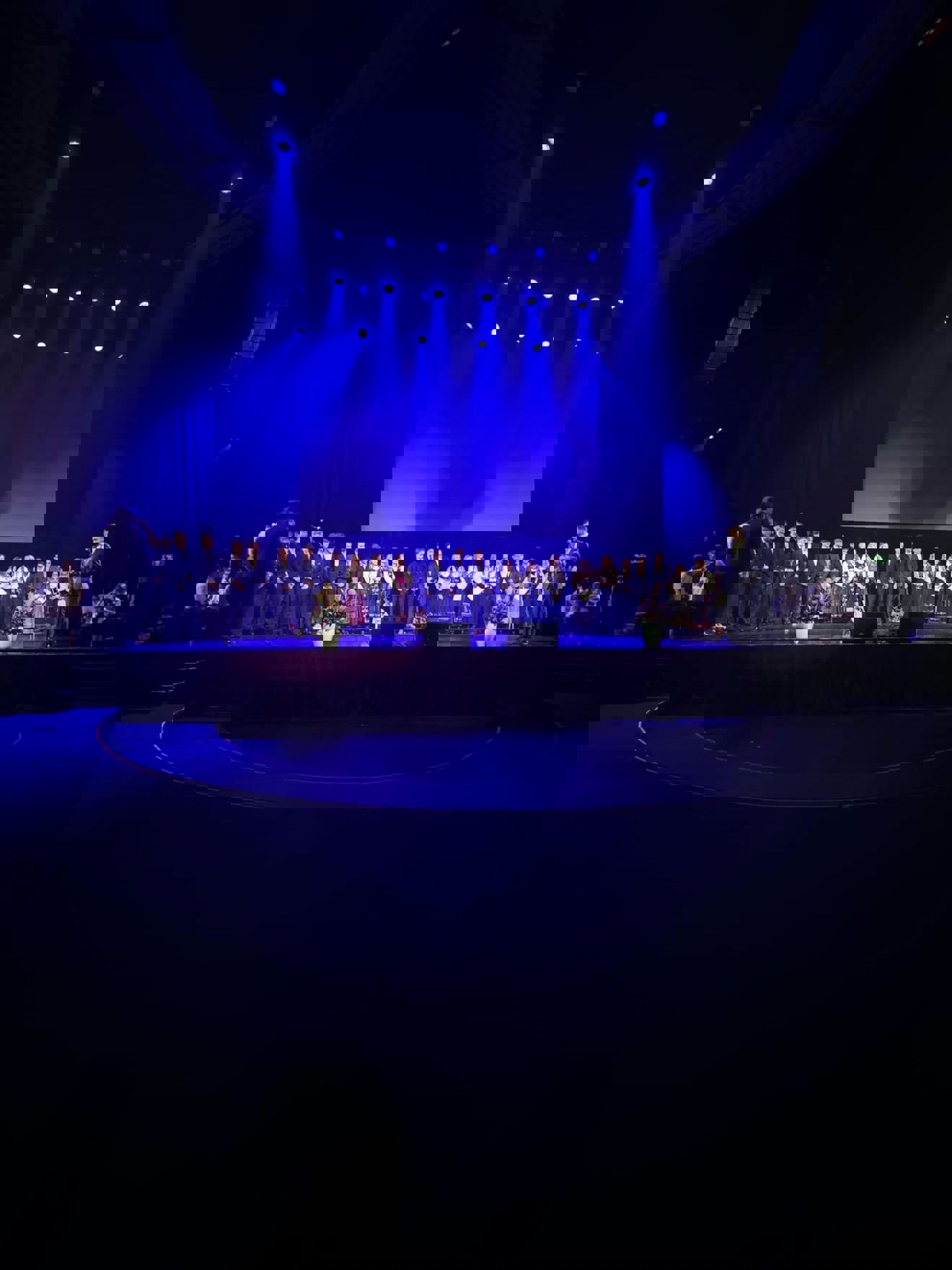 en gruppe mennesker på en scene