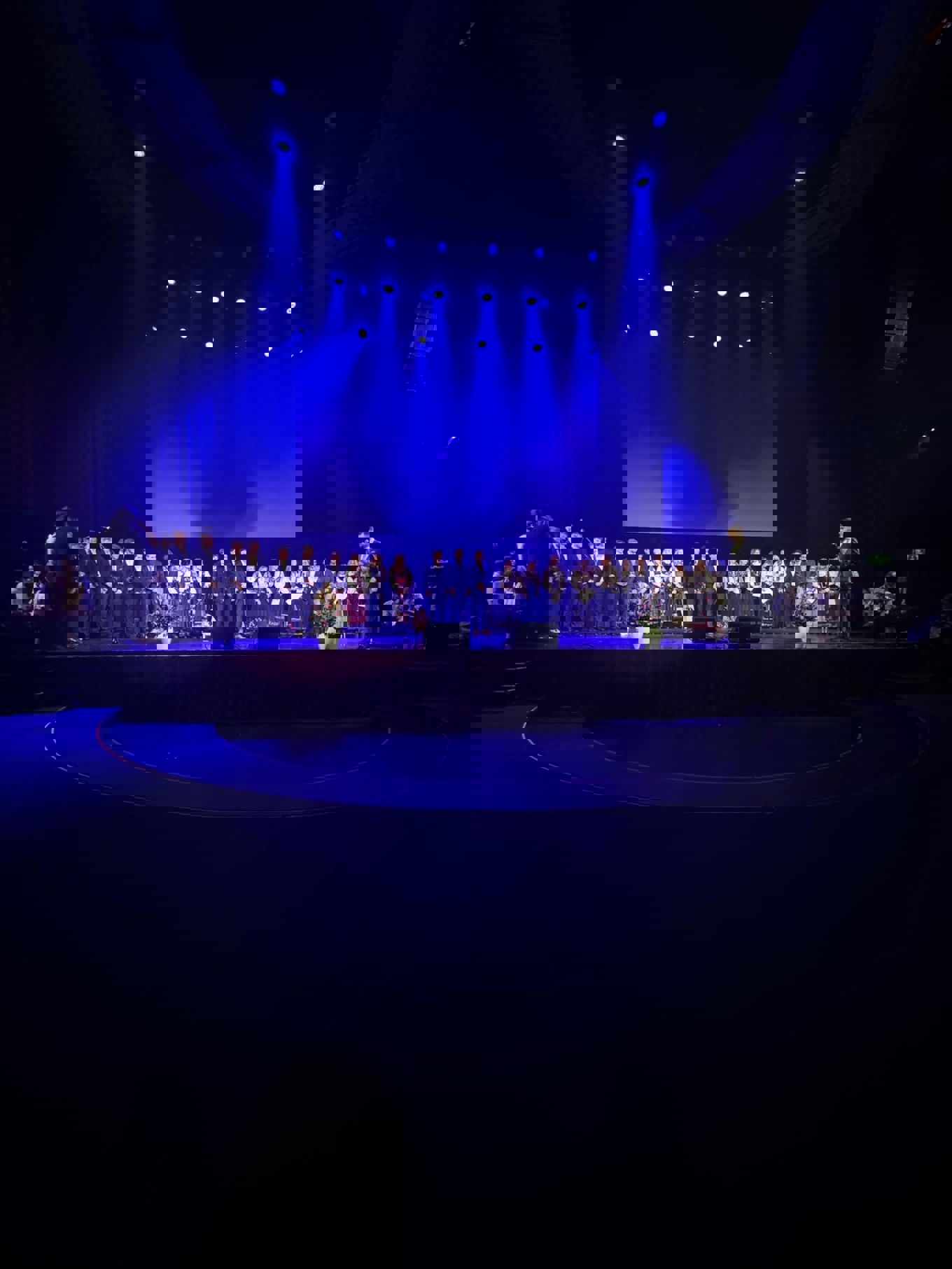 en gruppe mennesker på en scene