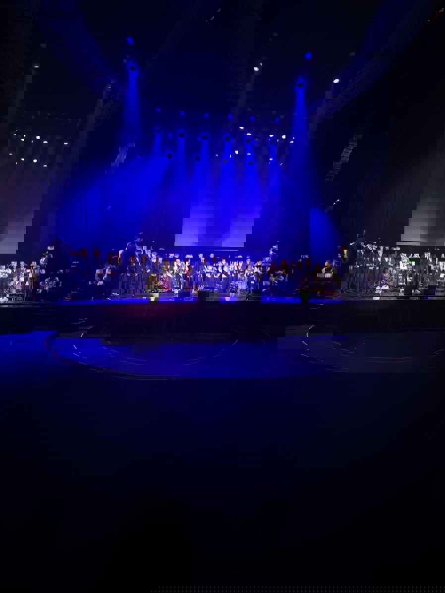 en gruppe mennesker på en scene