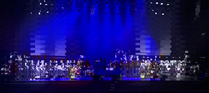 Foto: Lambertseter vgs en gruppe mennesker på en scene