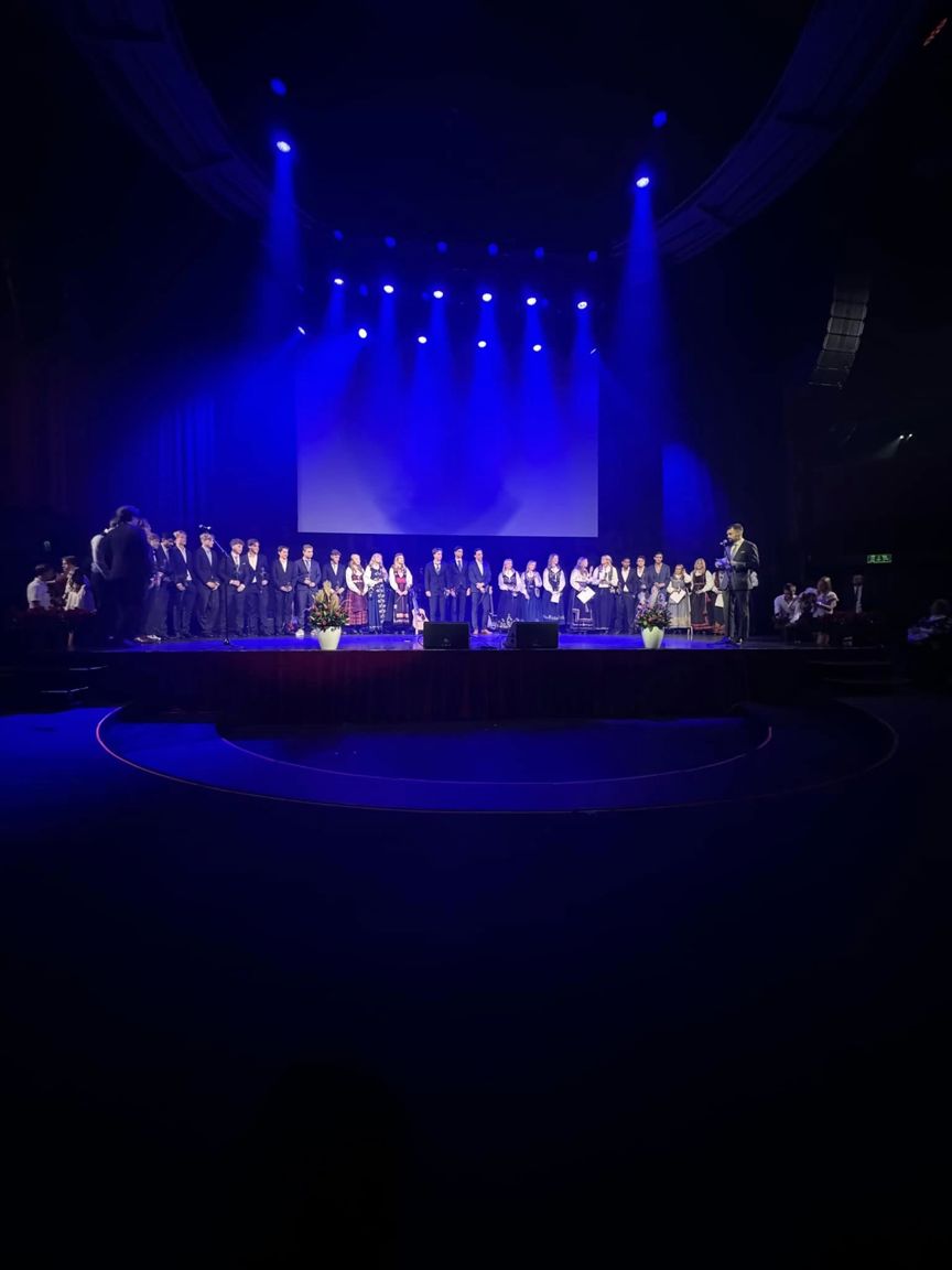 Foto: Lambertseter vgs en gruppe mennesker på en scene
