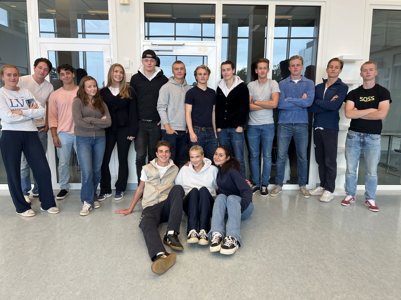 en gruppe mennesker som poserer for et bilde