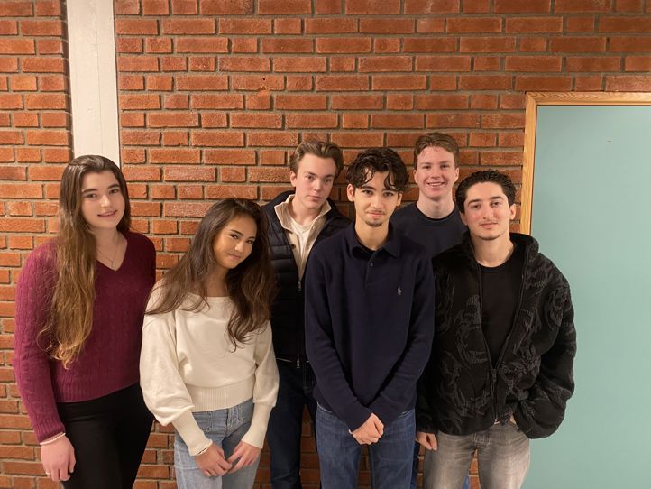 Melissa Martin, Mira LeDybvad, Hans Ulrik Oulie, Zakaraia Benzaim, Daniel Nes-Myrhol og Nael Hashmi skal forske på gift sammen med to evolusjonsbiologer. 