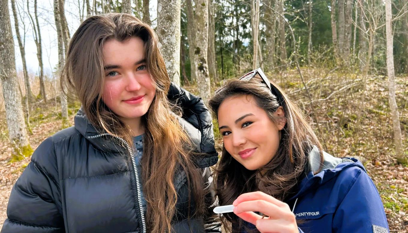 Foto: Camilla Njølstad Bildeng / UiO. Melissa Martin og Mira Le Dybvald viser frem en av edderkoppene de har samlet inn. To personr som tar en selfie