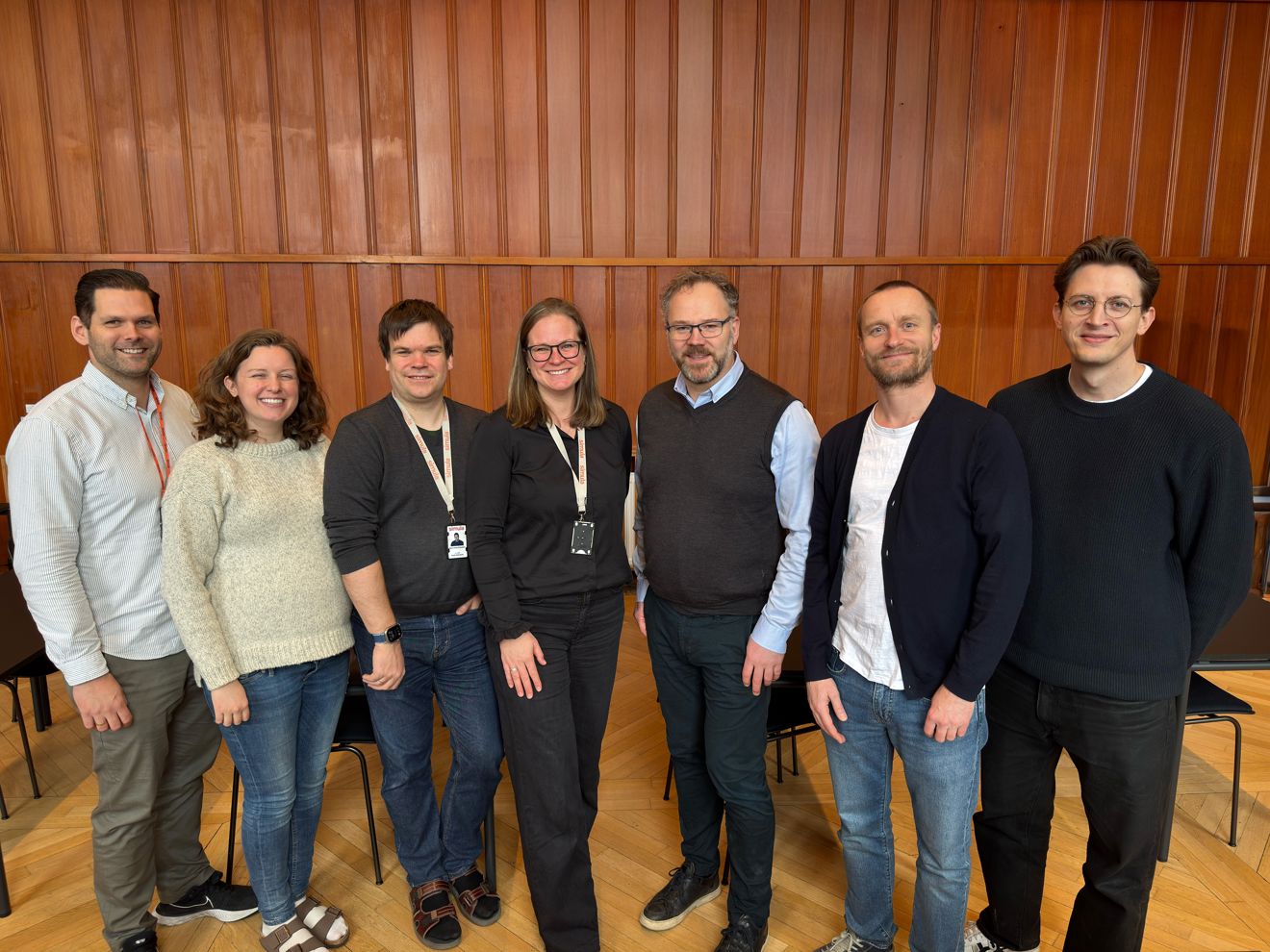 en gruppe mennesker som poserer for et bilde