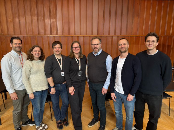 en gruppe mennesker som poserer for et bilde