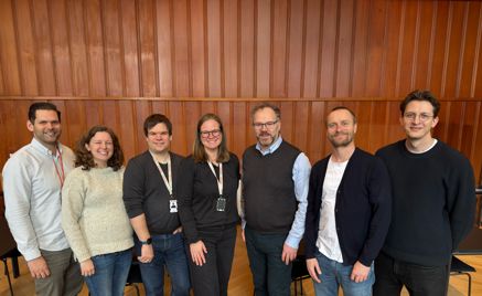 Foto: Simula. Fra venstre: Simulas Stian Engen, learning and development manager, Kimberly McCabe, senior research scientist, Håkon Kvale Stensland, senior research scientist, Rachel Thomas, direktør i Simula Academy og Lambertseters rektor Knut Jørgen Kopperud, avdelingsleder for realfag Eirik Naalsund Gjølberg og fagleder for realfagsklassen, Christian Døvle. en gruppe mennesker som poserer for et bilde