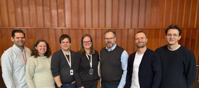 Foto: Simula. Fra venstre: Simulas Stian Engen, learning and development manager, Kimberly McCabe, senior research scientist, Håkon Kvale Stensland, senior research scientist, Rachel Thomas, direktør i Simula Academy og Lambertseters rektor Knut Jørgen Kopperud, avdelingsleder for realfag Eirik Naalsund Gjølberg og fagleder for realfagsklassen, Christian Døvle. en gruppe mennesker som poserer for et bilde