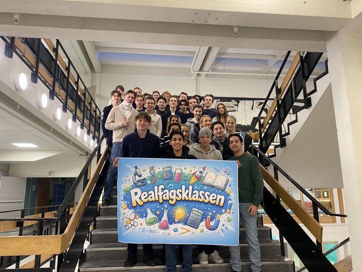 en gruppe mennesker som holder et skilt