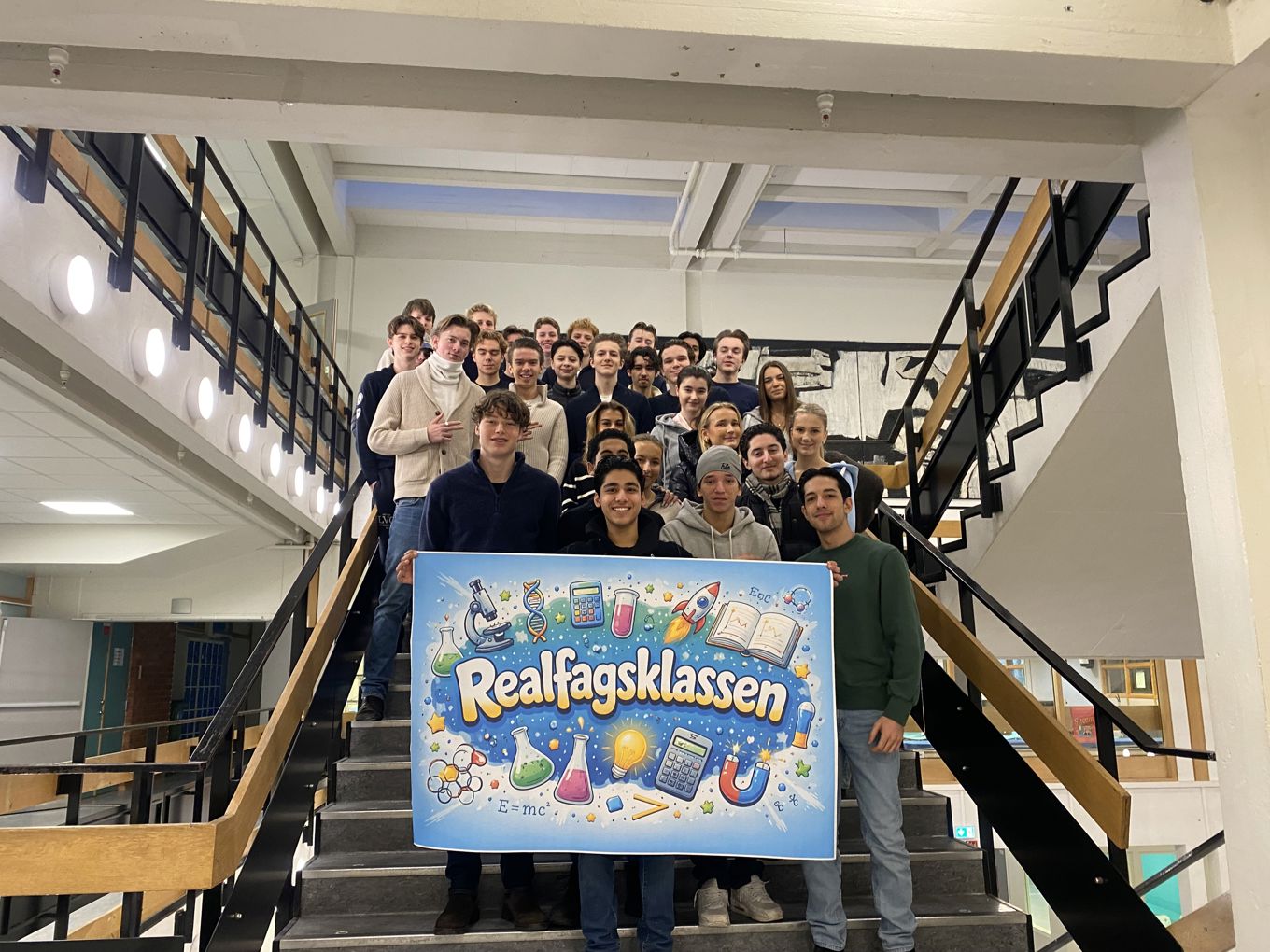 Foto: Lambertseter vgs en gruppe mennesker som holder et skilt