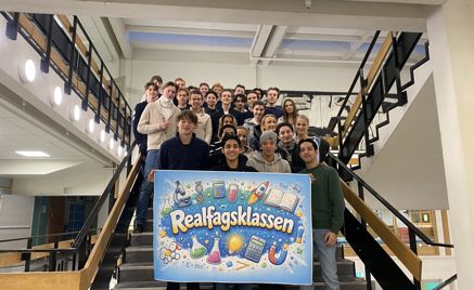 Foto: Lambertseter vgs en gruppe mennesker som holder et skilt