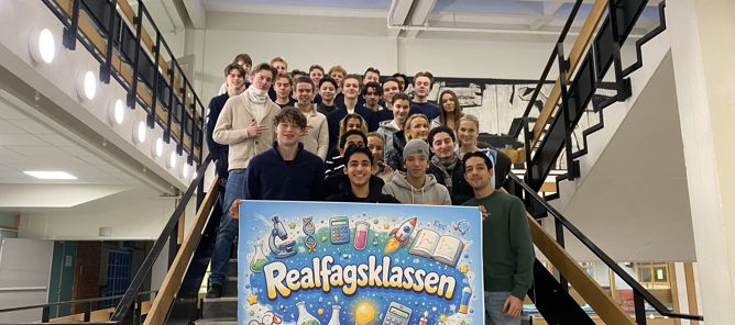 Foto: Lambertseter vgs en gruppe mennesker som holder et skilt