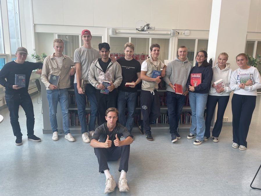 en gruppe mennesker som poserer for et bilde