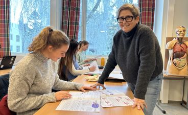 Lærer Brigitte Bergo og elev Eva Helene Andberg i biologi på vg3 