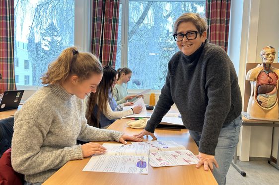 Lærer Brigitte Bergo og elev Eva Helene Andberg i biologi på vg3 