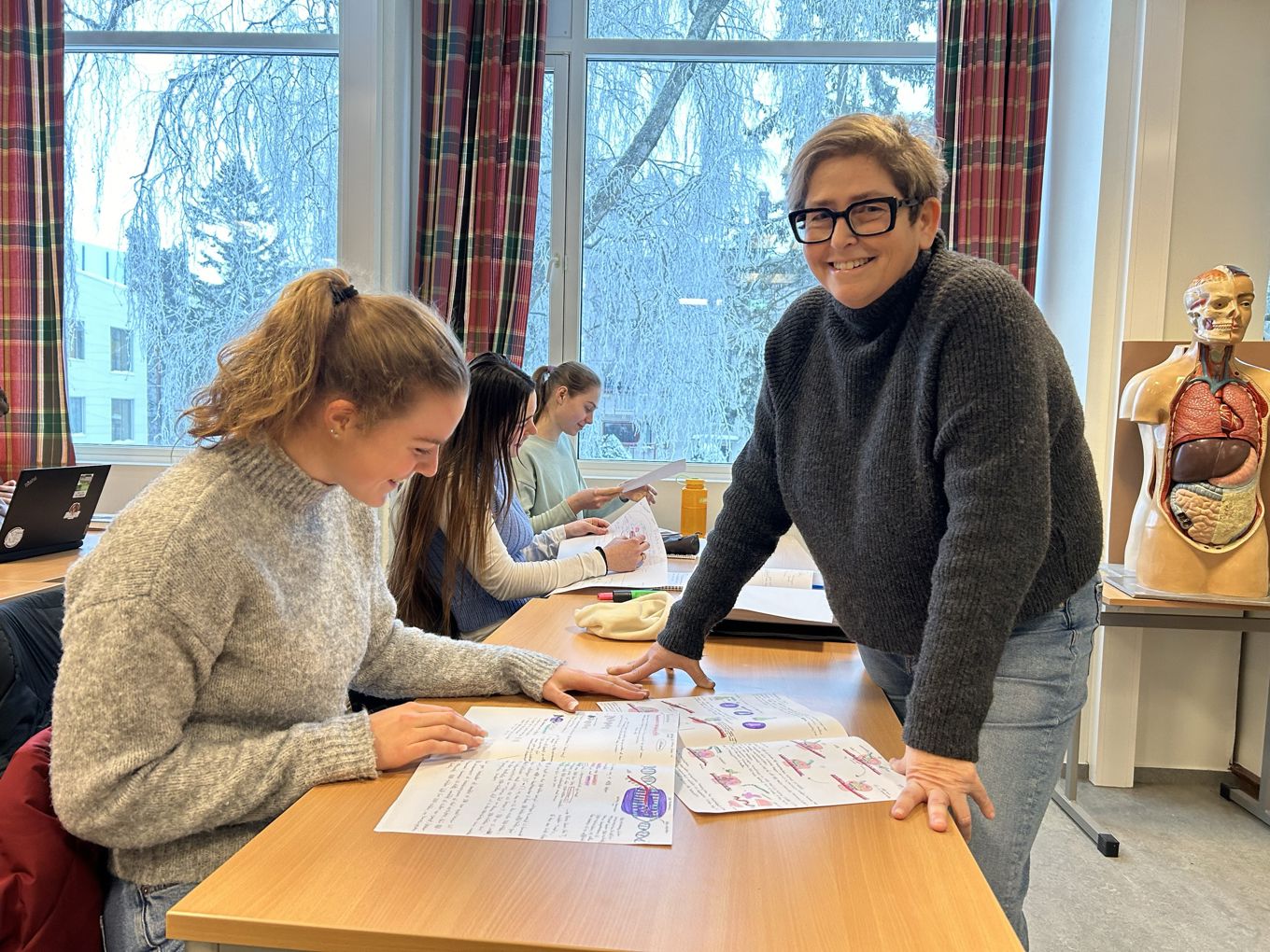 Lærer Brigitte Bergo og elev Eva Helene Andberg i biologi på vg3 